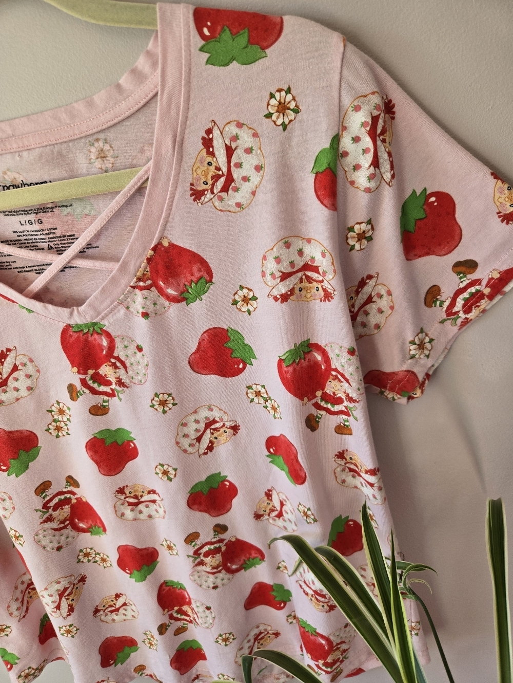 🍓Strawberry Shortcake Criss-Cross V-Neck Graphic Tee - Size Large🍓SWEETEST TOP - Picture 2 of 11
